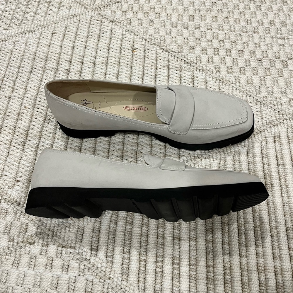 Amalfi by Rangoni Giuliano Loafer in Off White Tiffany Nubuck - Picture 2 of 8